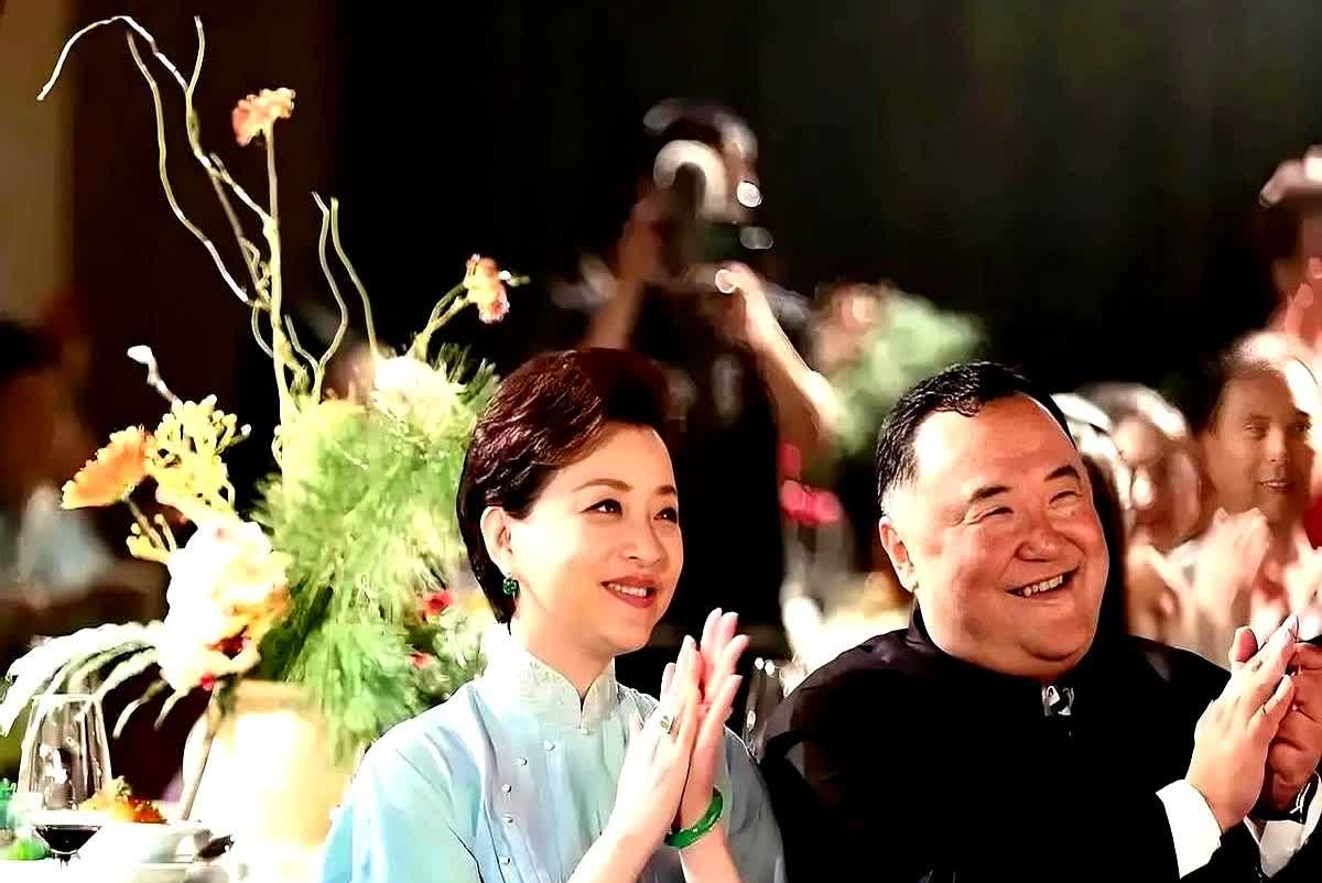“娶妻当娶杨澜，年过五旬风韵犹存；嫁夫当嫁吴征，脑满肠肥腹载金银。”杨澜近年表示