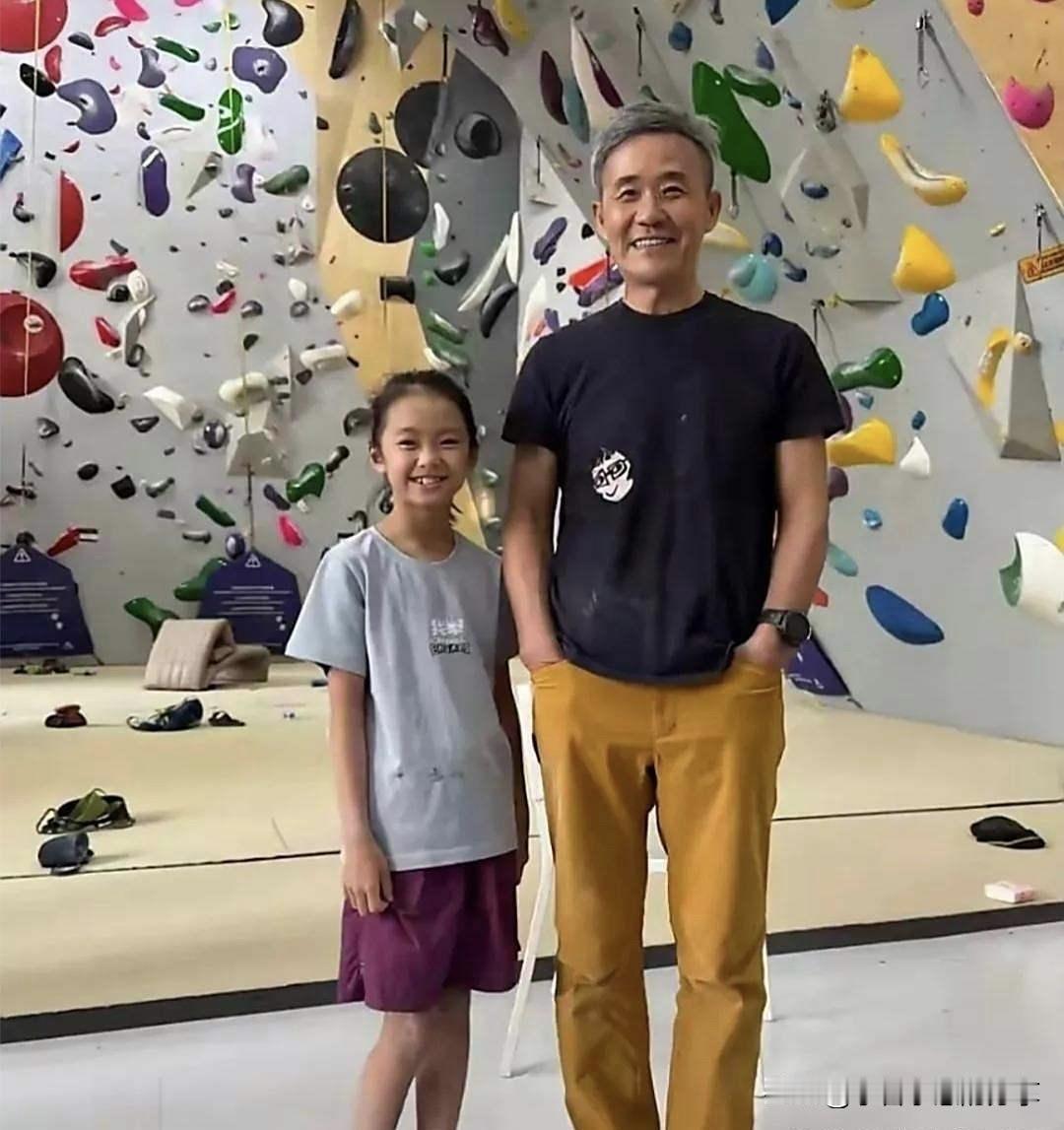 别看王石满头的银发，但他不弯腰，不驼背，也没有虎背熊腰的，70多岁了仍旧有活力，