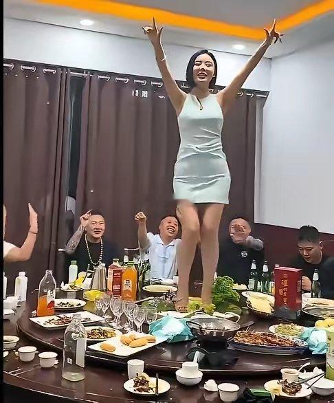 菜的味道都被高跟鞋传染了，后面的男人们似乎不介意​​​