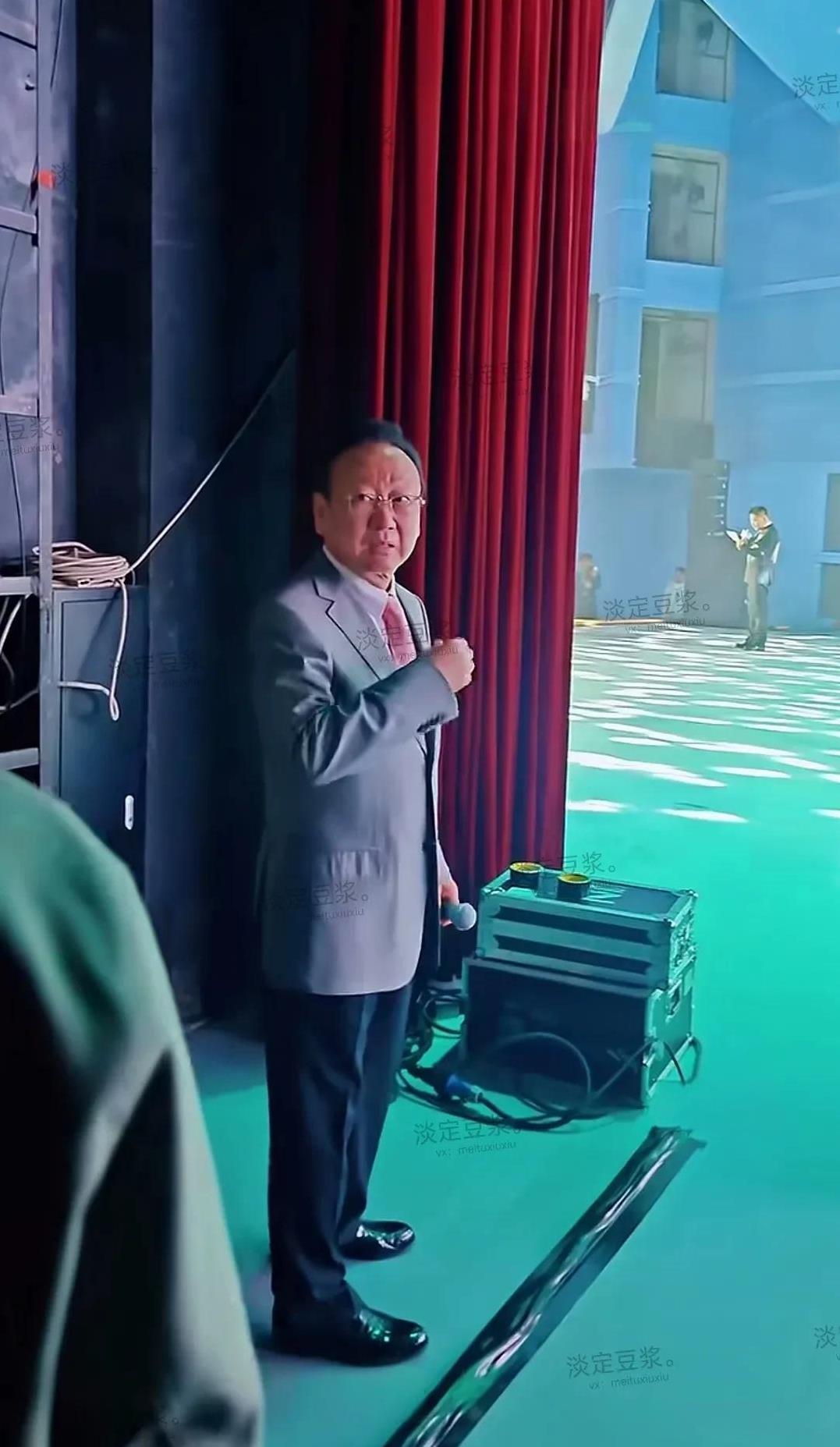 看79岁的歌唱家蒋大为状态太好了。这是他参加演出在后场等着主持人介绍他上场呢，看