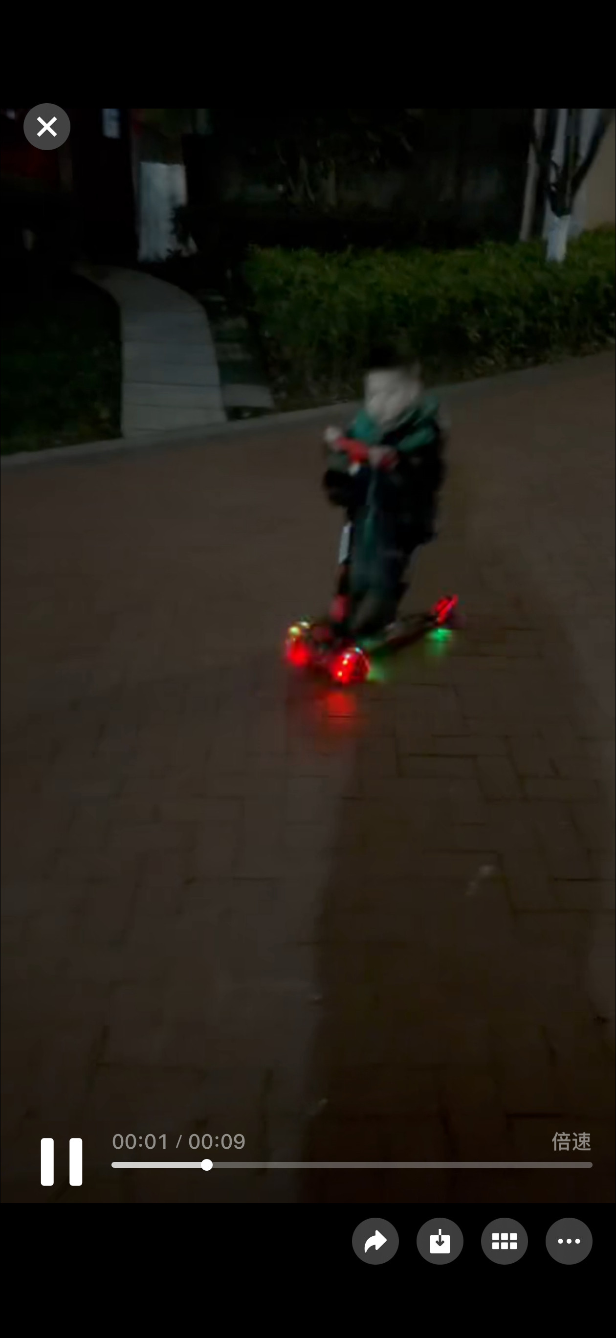 雾都奶爸我真服了现在这些家长带小孩的。刚刚在小区游乐园，有个奶奶带着个小朋友跟