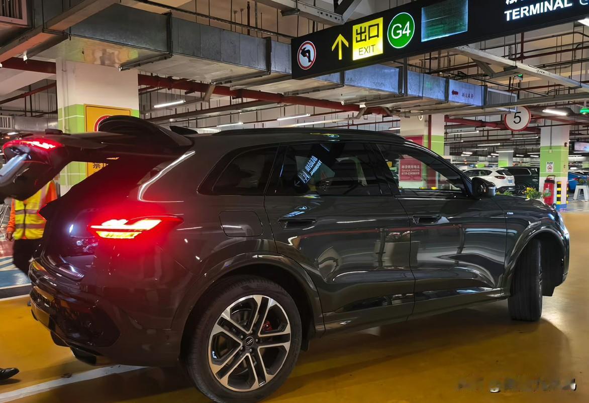 刚一落地，就看到全新奥迪Q5L搭载华为乾崑智驾的豪华SUV，直接在机场接机，回
