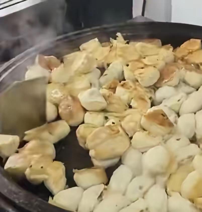 河南水煎包的老板以为这两天热度会下去。没想到热度居高不下，他只好又把姐夫摇过来。