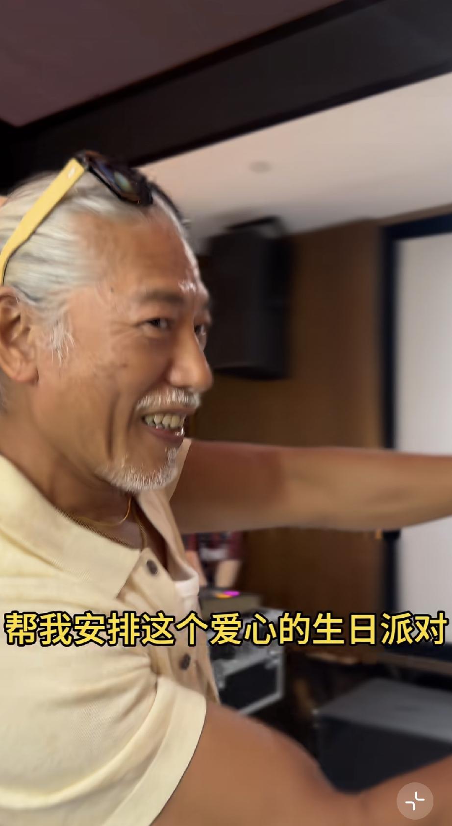 近日，张耀扬给林国斌庆生，张耀扬无修图竟然老成这样，也是没谁了，头发眉毛胡子全白
