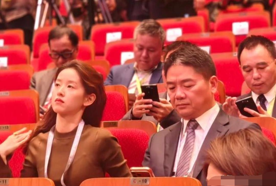 章泽天好像没有像以前那样崇拜身边那个男人了。以前和他在一起,她眼里满满都是他,都