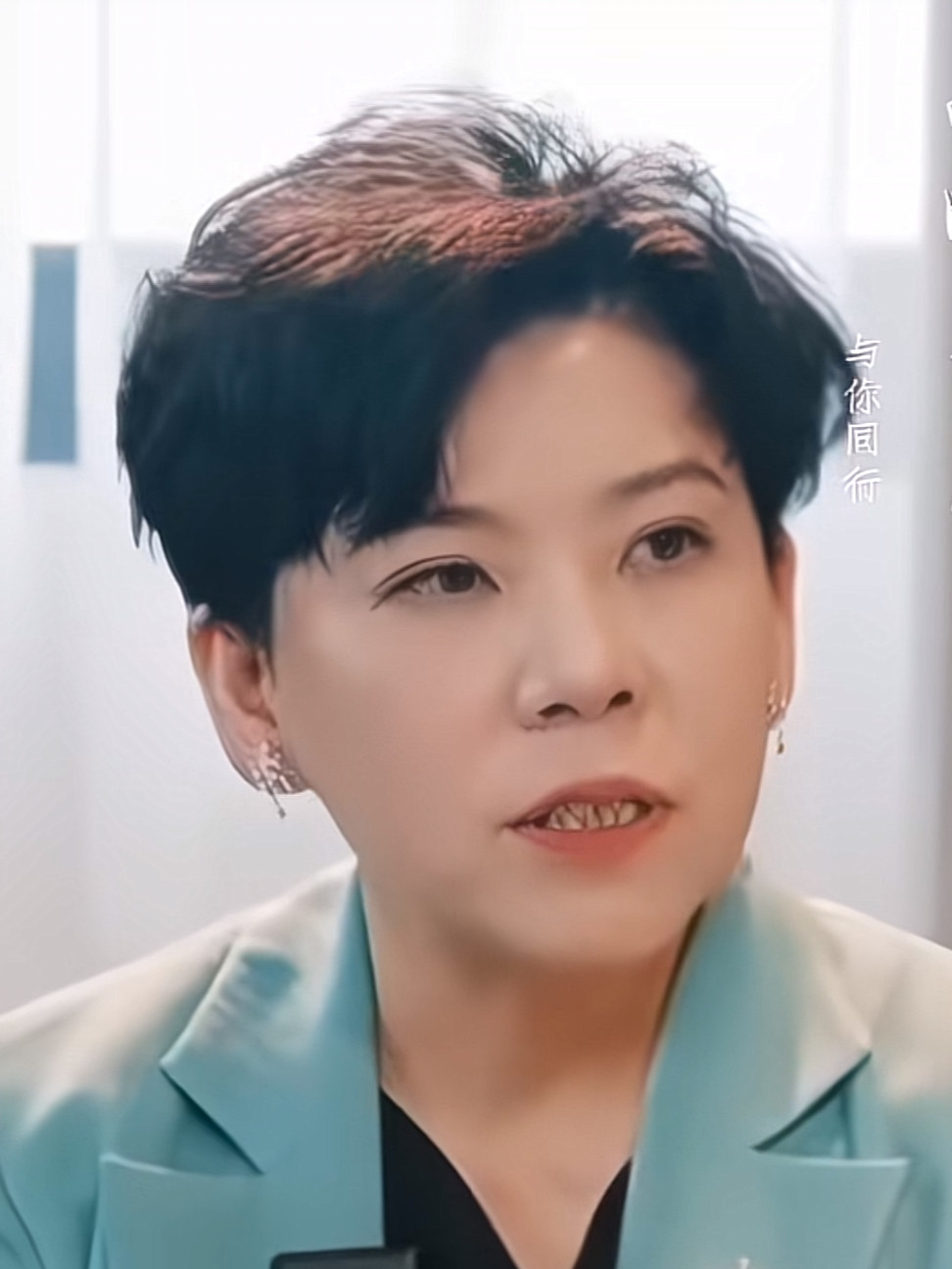 邓亚萍说：男团输了比赛，大家感情一定过不去，虽然有遗憾，但是，总体来讲，男团打的还是不错的。首盘比赛