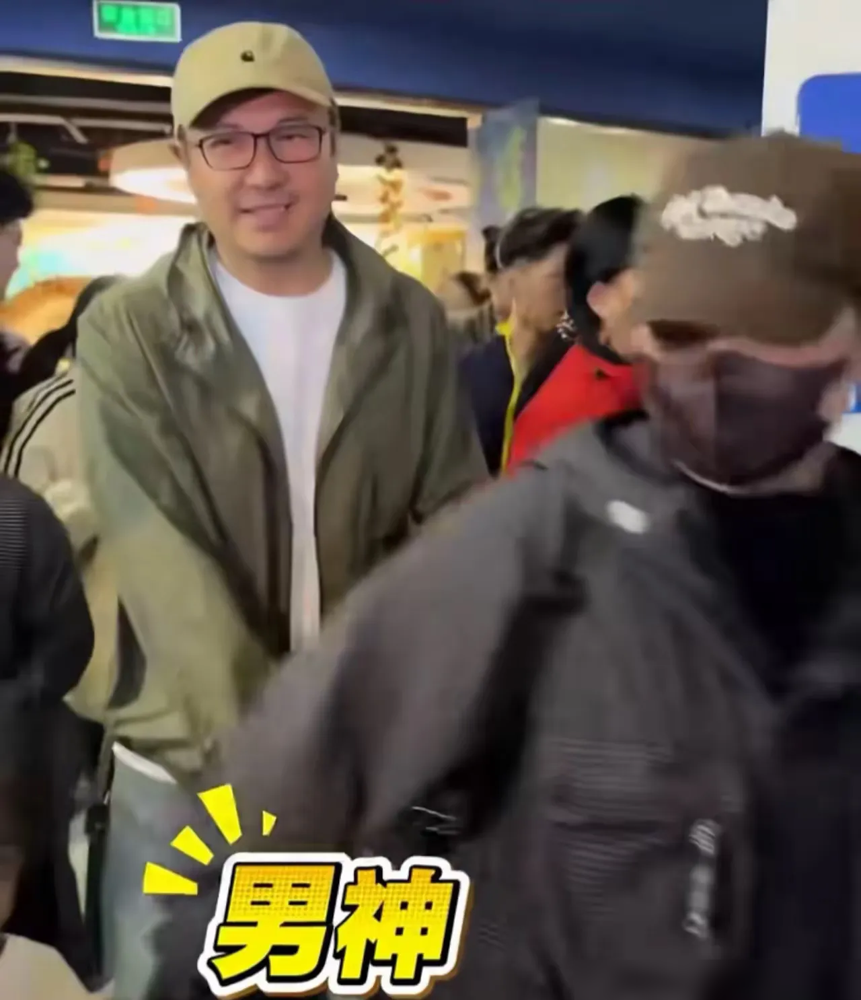 沈腾牵着暴瘦的王琦走在北京欢乐谷，评论区瞬间安静了。路人拍到的画面里，王琦瘦得锁骨都支棱起来，整个人
