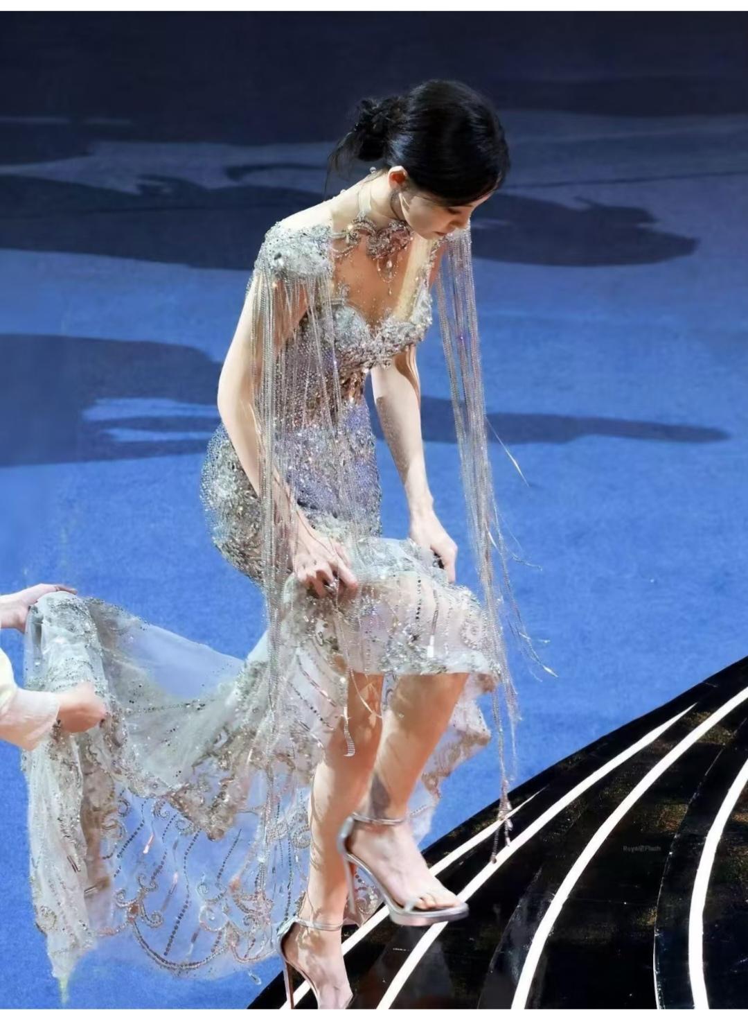 于文文，这样啰嗦的礼服，真不适合上台。