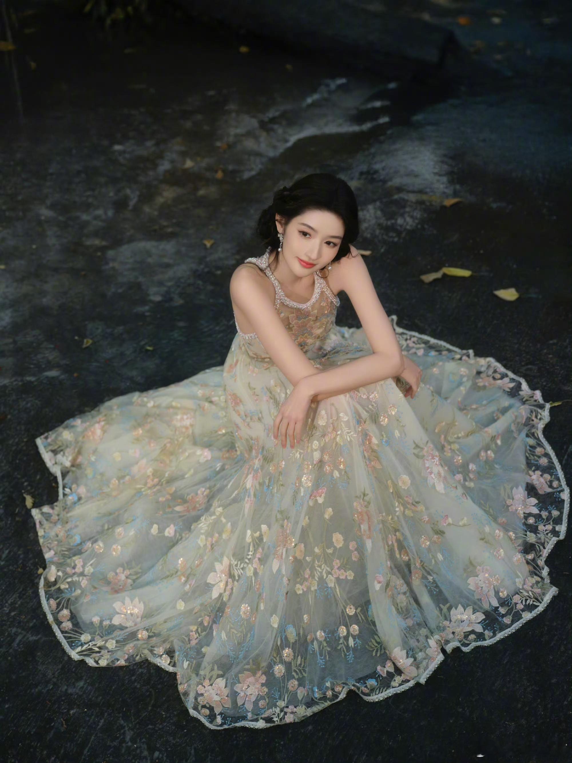 王玉雯女神扑面而来的仙气从角色中走来，在综艺里发光，如今以主持身份开启全新篇章