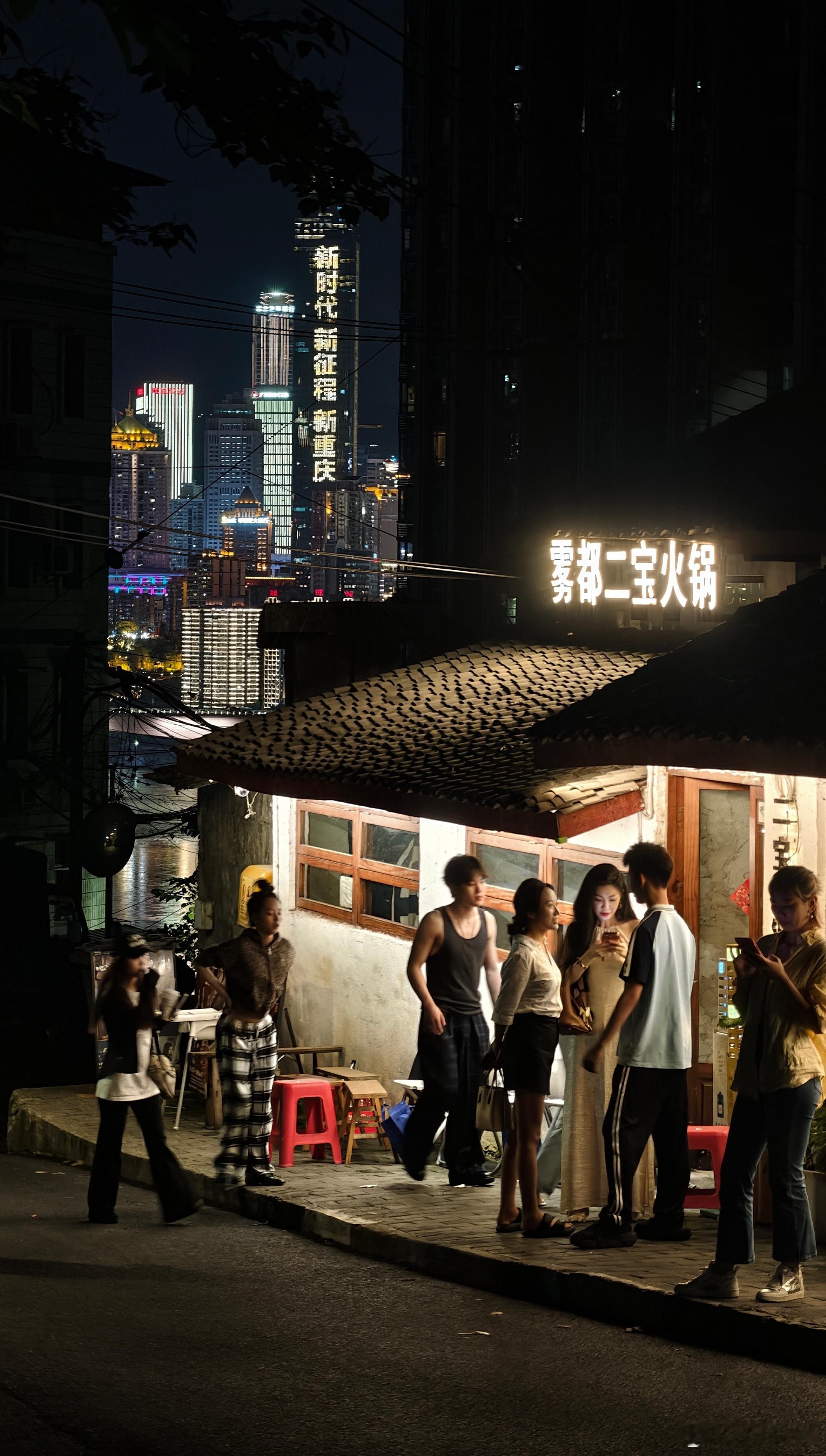 在重庆，吃火锅要去背街小巷。美景、美食、美女都在这里。黄媒不会说的真相重庆