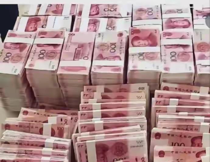 别再心疼“大衣哥”朱之文被村民“吸血”了。他一件军大衣穿十年，背后却是你根本无