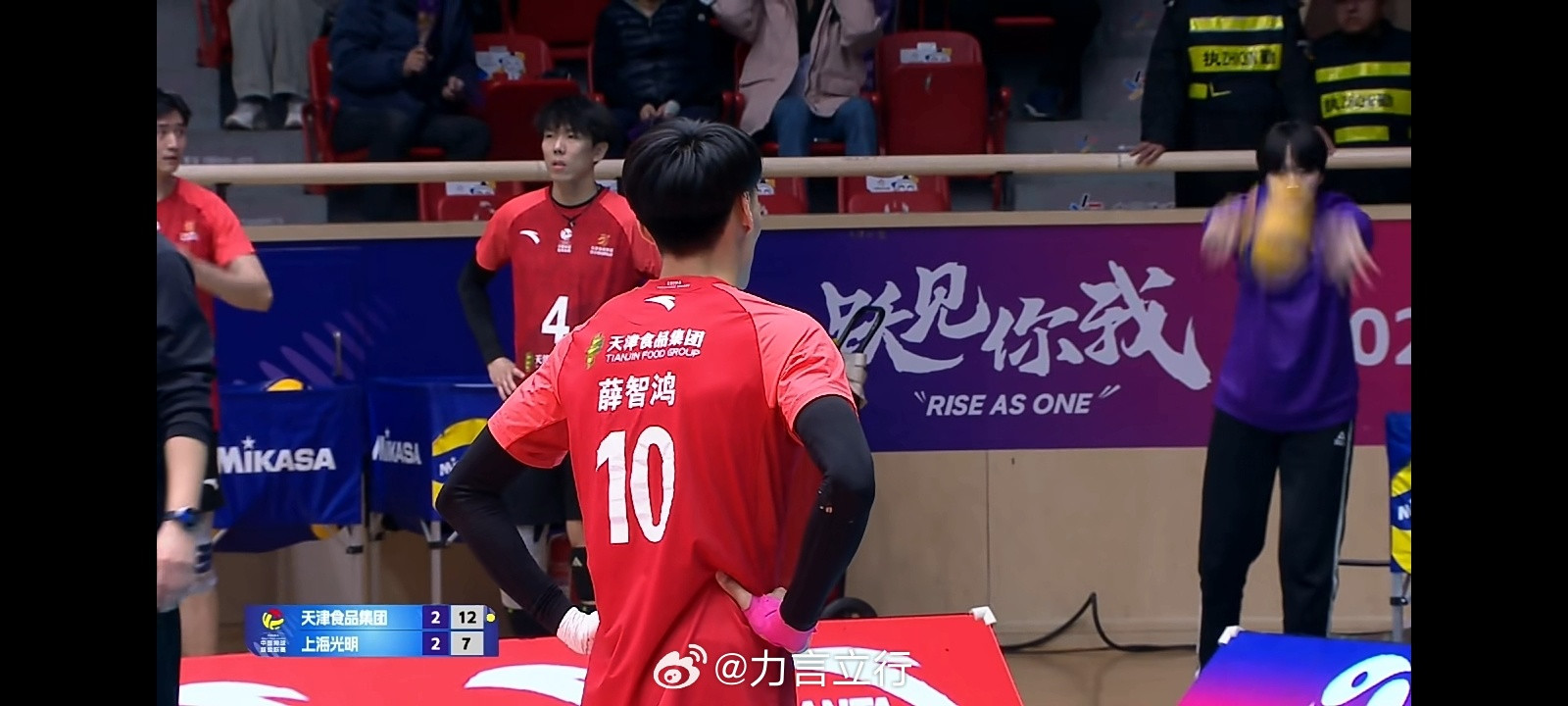 排超联赛天津男排3比2上海男排，决胜局8比7以后，薛智鸿一轮发球带动拦防，直接
