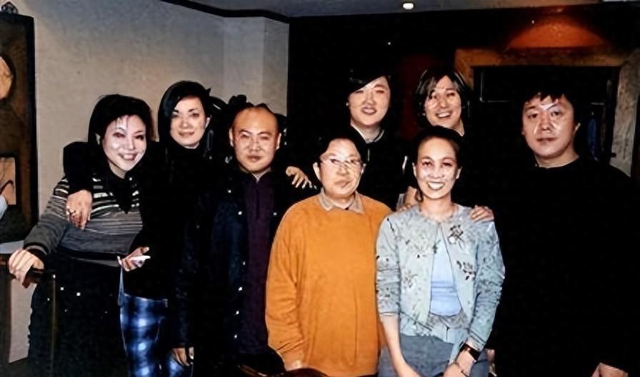 一张非常经典的''谷家班''早期合照我认出了穿着橙色毛衣的著名作曲家谷建芬老