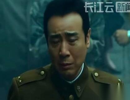 我算是看明白了,于和伟哪儿是在演吴石啊,他分明就是。就医院电梯里,他撞上谷正文