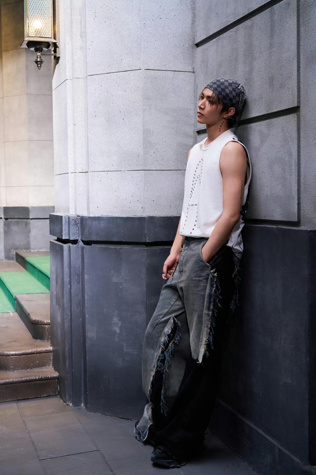 刘耀文好潮一男的，戴头巾儿穿背心儿哥们儿45°角往那一靠就是出片。没想到欧美风都