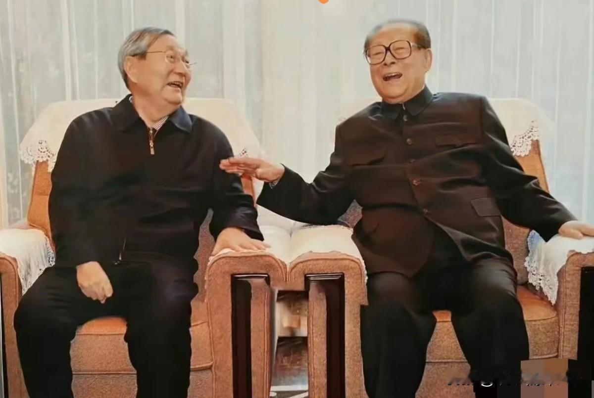 这是江主席与朱总理两位老搭档，老战友晚年为数不多的进行会面的照片！照片中两人神情