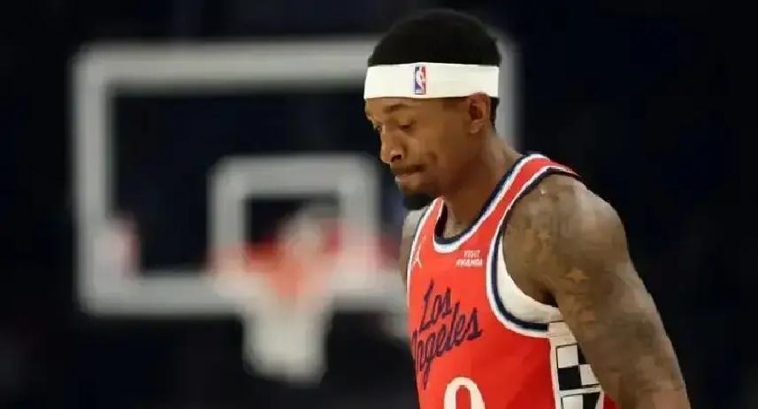 哈登助攻8.7次，快船直接起飞这数字看着普通，其实是他生涯新高。更狠的是，