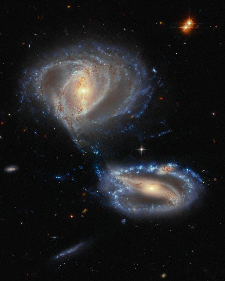在这张哈勃望远镜图像中，你看到了多少个正在碰撞的星系？答案似乎相当明显：有两个—