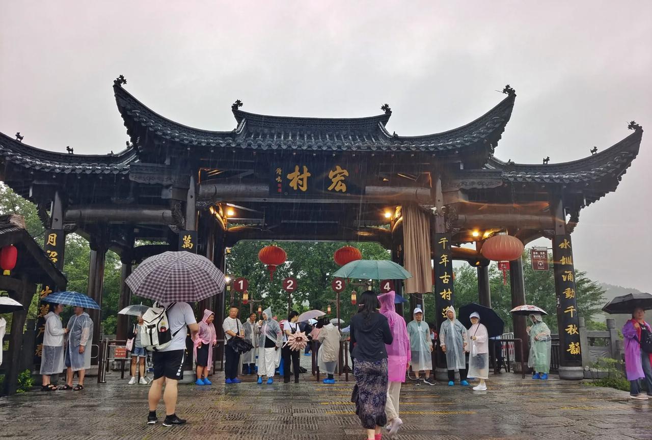 烟雨濛濛，撑伞漫步古老斑驳的宏村小巷，置身现在宏村的古韵，令人遥想先人的生