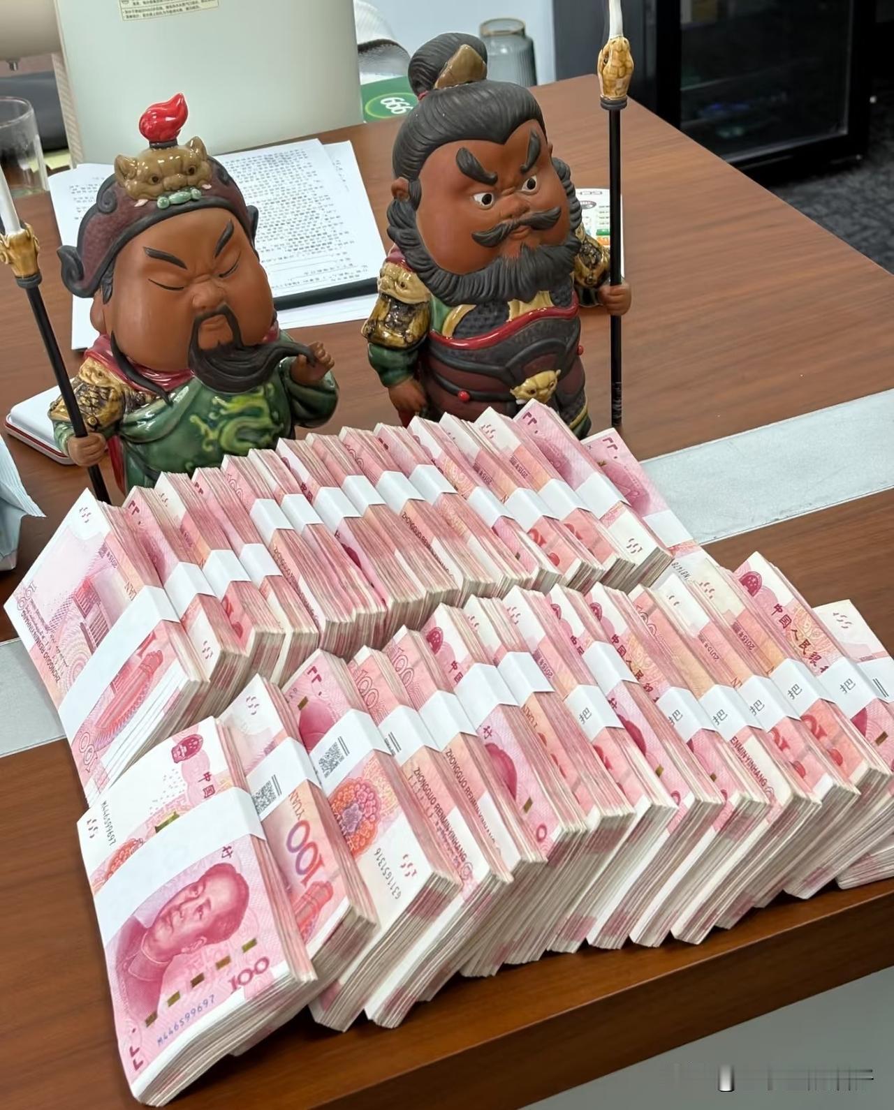 老宅补偿到账那天，我手都在抖。总共拨下来九百多万，大哥在饭桌上把存折往桌上一放，