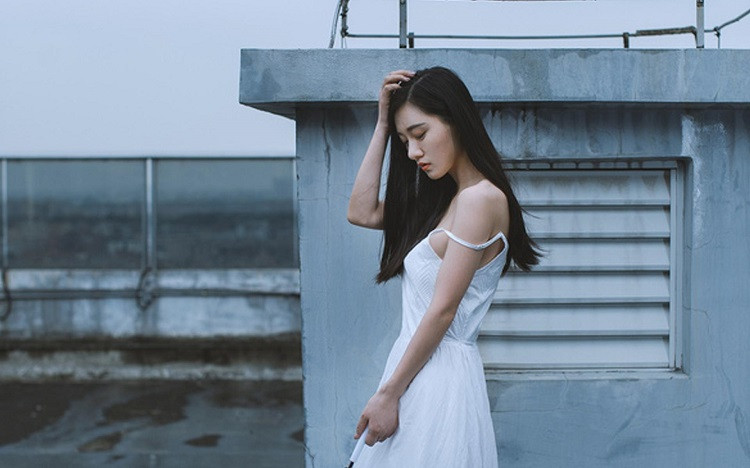 不管什么女人，如果对追求自己的男人，既不心动也不反感，就会陷入犹豫。她们想了解