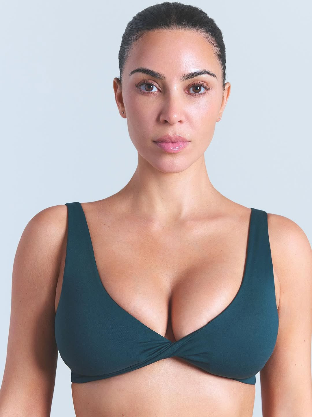 金卡戴珊为联名款产品当模特NikeSKIMS