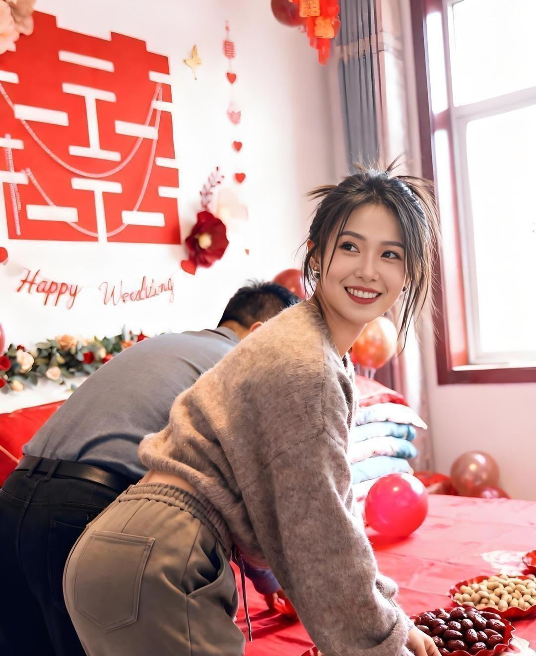 婚房布置满是烟火喜气，准新娘笑容一露，才懂好日子藏在细节里满屋子大红喜字贴