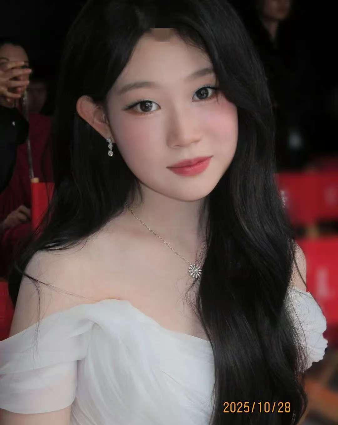 王亚飞给沈佳润化了个单眼皮妆，没加假睫毛，没拉眼角，结果红毯上所有人看傻了。不