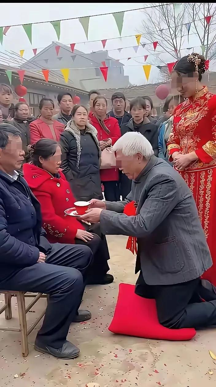 岳父岳母尴尬了，在众目睽睽之下，硬是闭着眼睛不想接女婿敬上的茶！真的是大棚乱了季