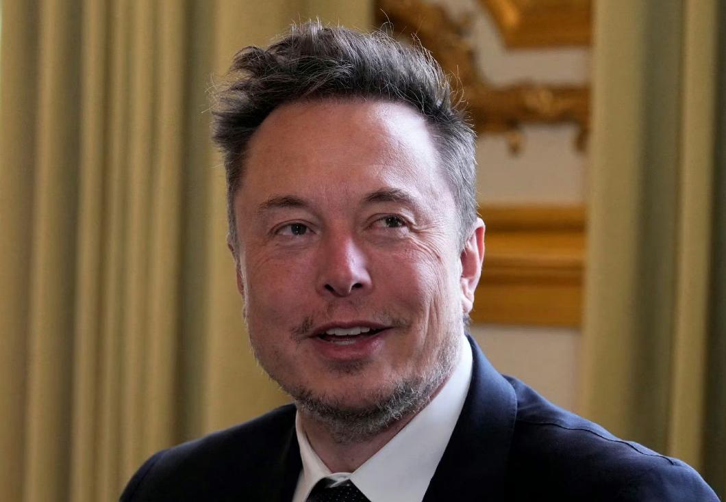 8块腹肌？让马斯克羡慕的好身材，40岁的葡萄牙球星C罗展示肌肉。这是实打实锻炼