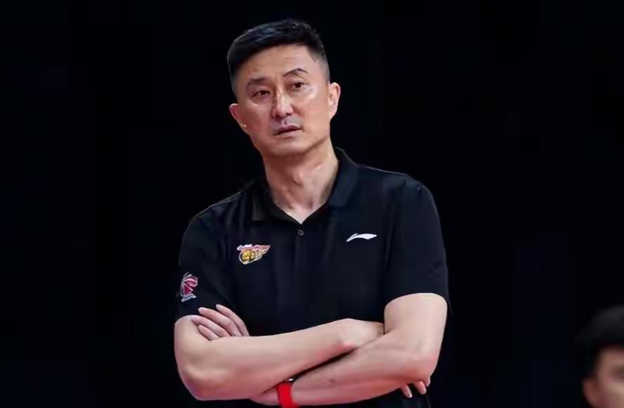 广东球迷对于上海男篮还是有些不服，发文表示联赛杯广东男篮虽小负四外援上海男篮，但