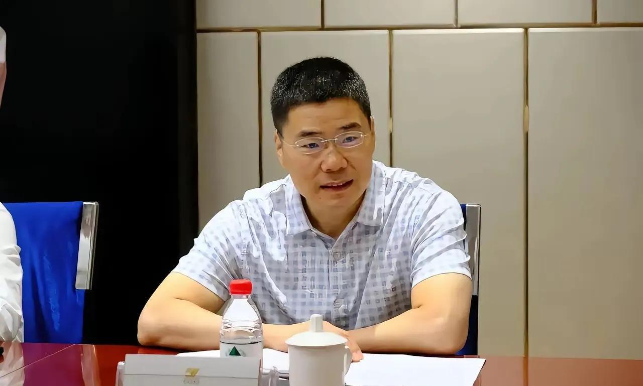 男篮十四人出征亚洲杯！这是搞什么呢？本来规定是报十二人，可咱们郭导割舍不下啊！
