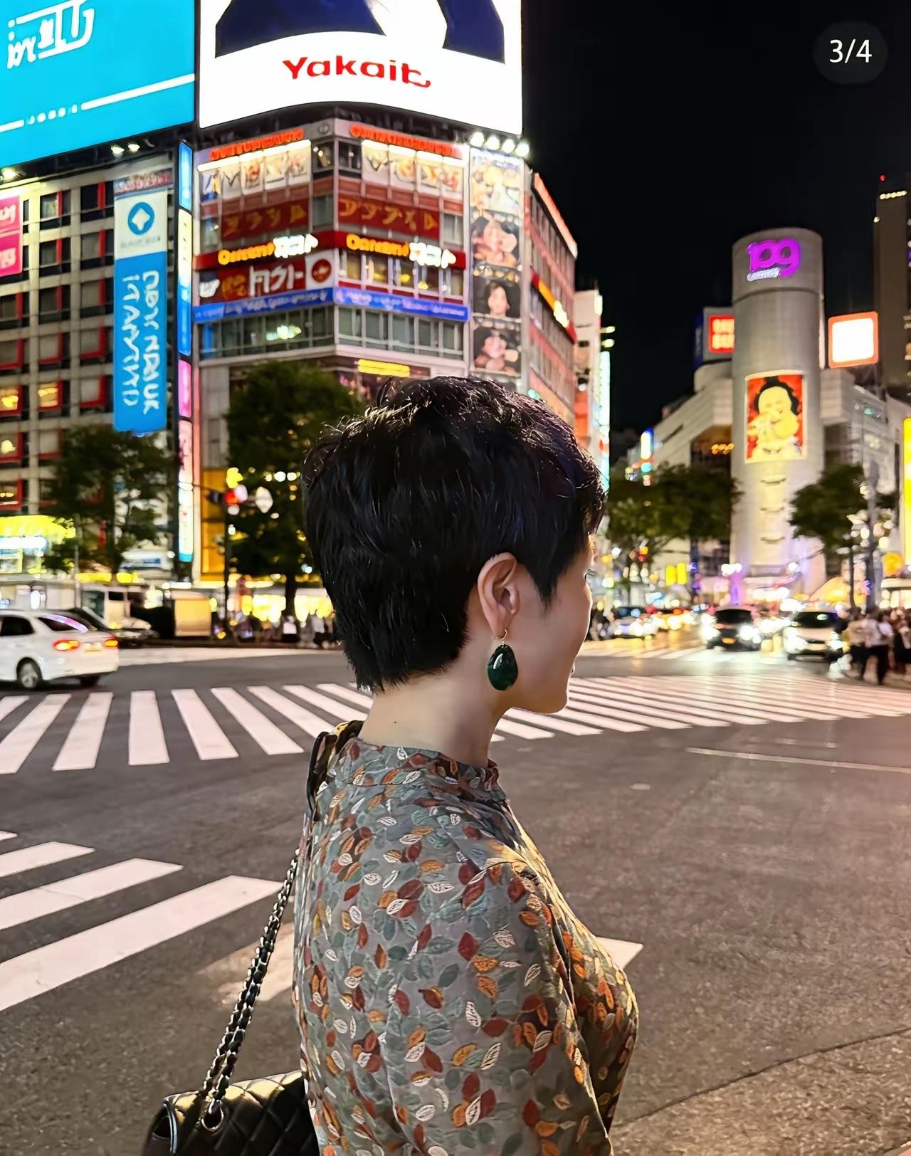 发现一个特别奇怪的现象，大部分女性上了40+以上，大多数都是短发，不管头发是黑的