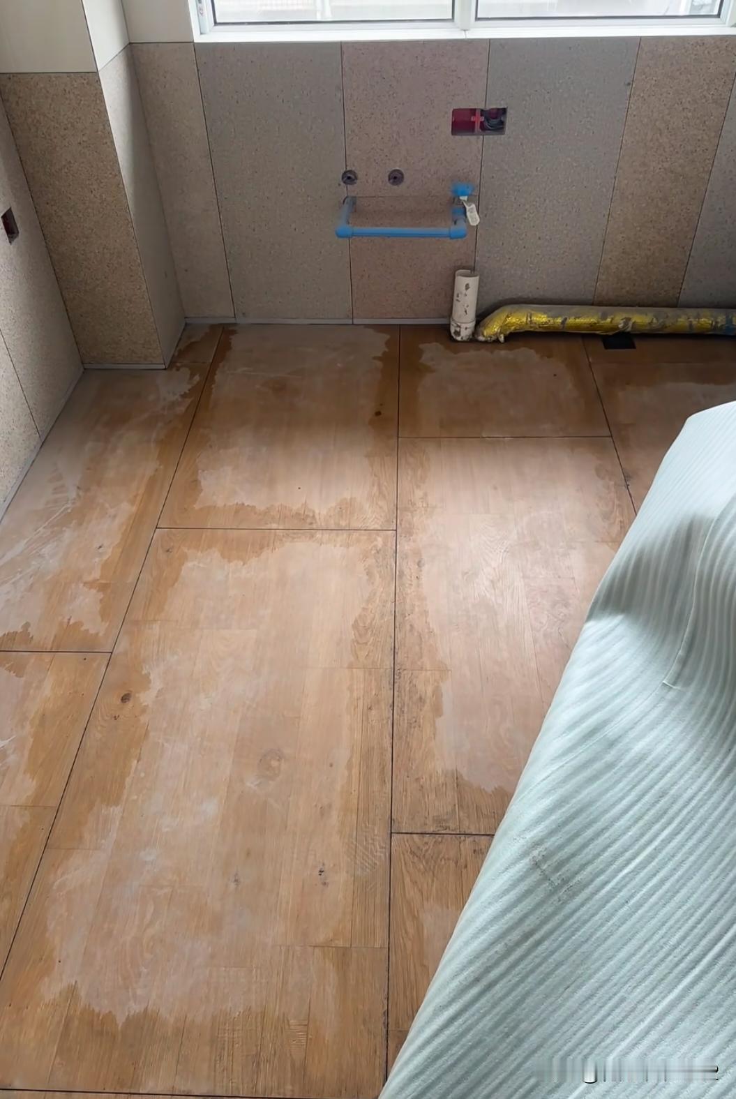 为什么一直不干呢？厨房的地砖贴完一个多月了，丝毫没有要干的迹象，不知道是泥工水