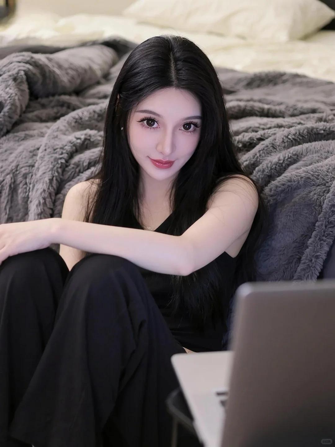 身姿高挑的高级模特少女，苹果肌如蜜桃慕斯般饱满软嫩，笑时轻轻鼓起，像慕斯被指尖轻