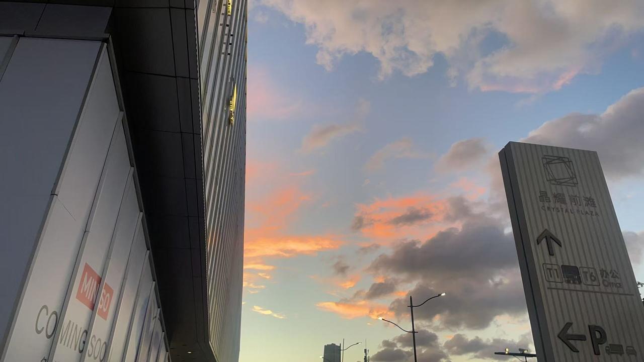 本想拍延时，但云移动速度太慢，收机器后天空云的颜色变红啦，只能用手机拍了几张，回