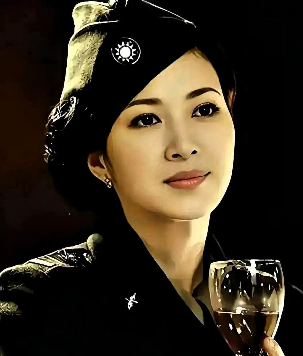 当年军统有个头号女特工向影心，跟日本军官跳舞，对方竟伸手摸她旗袍开衩，她笑着就把
