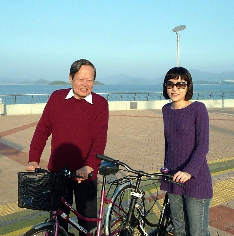 这是2009年杨振宁与翁帆在香港沙田骑自行车。杨振宁也多次在访谈中提过自己百年之