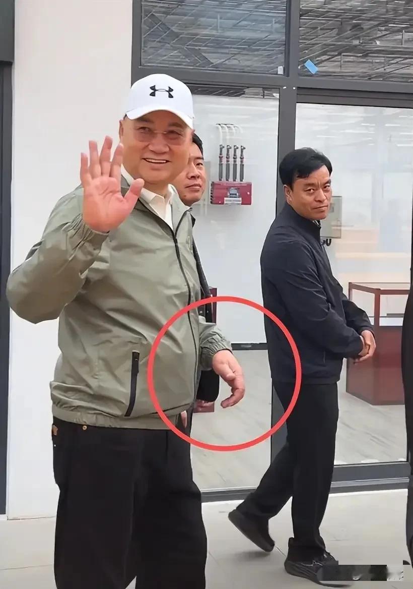 网友偶遇73岁迟重瑞和继子一同外出。当天迟重瑞穿搭低调休闲，头戴棒球帽，脸上一直