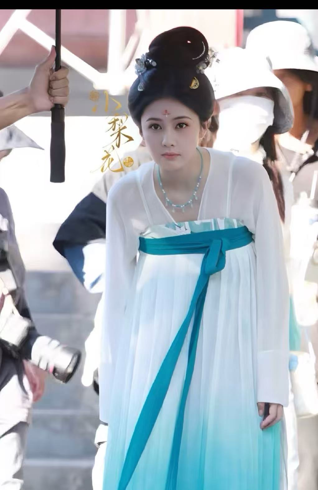 你敢信白鹿这部妆造比宁安如梦还好，衬得整个人灵动轻盈，又很素雅清丽