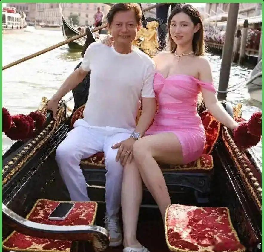 65岁莫华伦，搂小30岁娇妻当众亲，女方紧身裙身材太火爆，网友集体喊“酸了”​