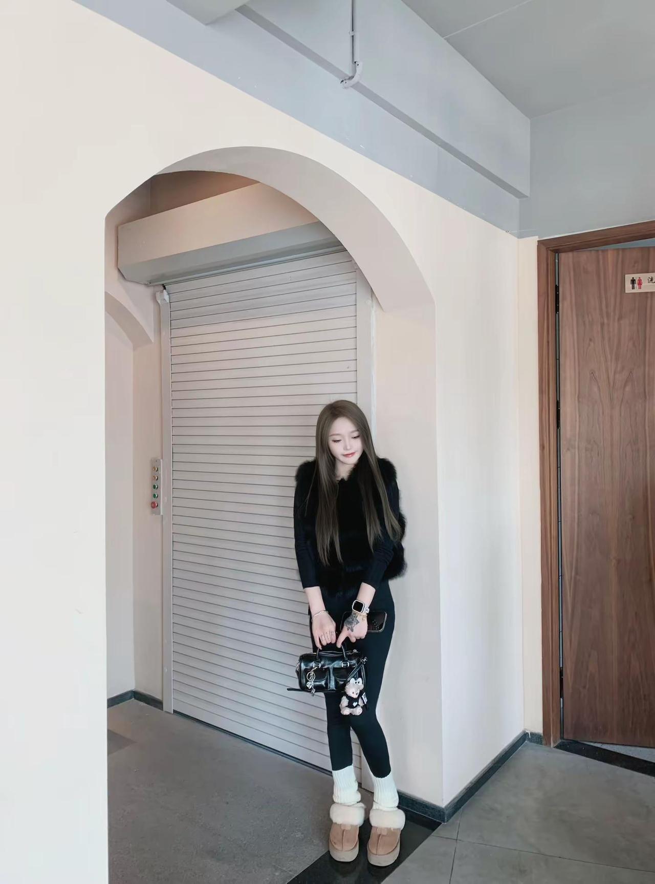 如果全世界都来指责你那姐姐蹲下来抱抱你姐感穿搭