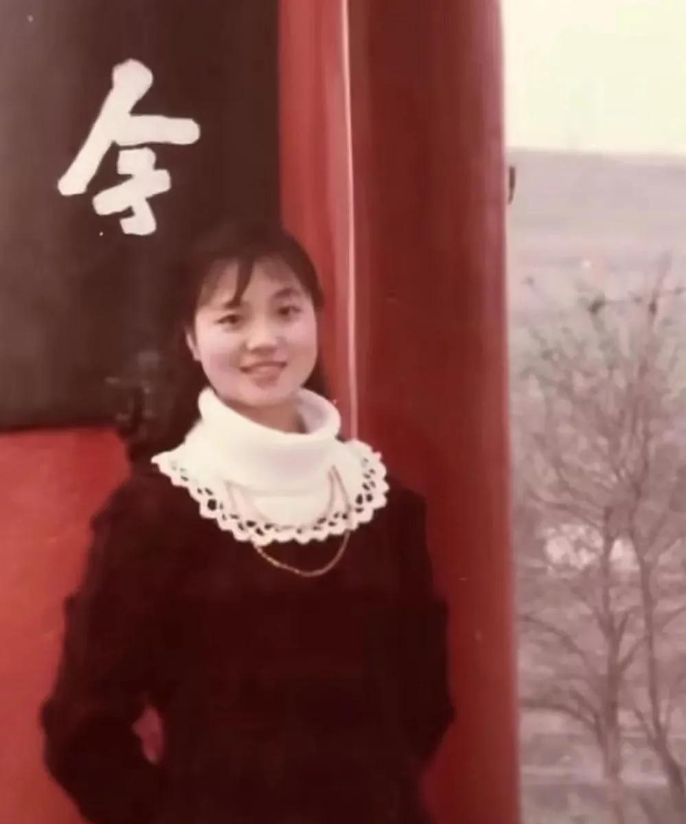 这张照片拍摄于1985年11月11日，中国人民解放军第5701工厂子弟小学女教师