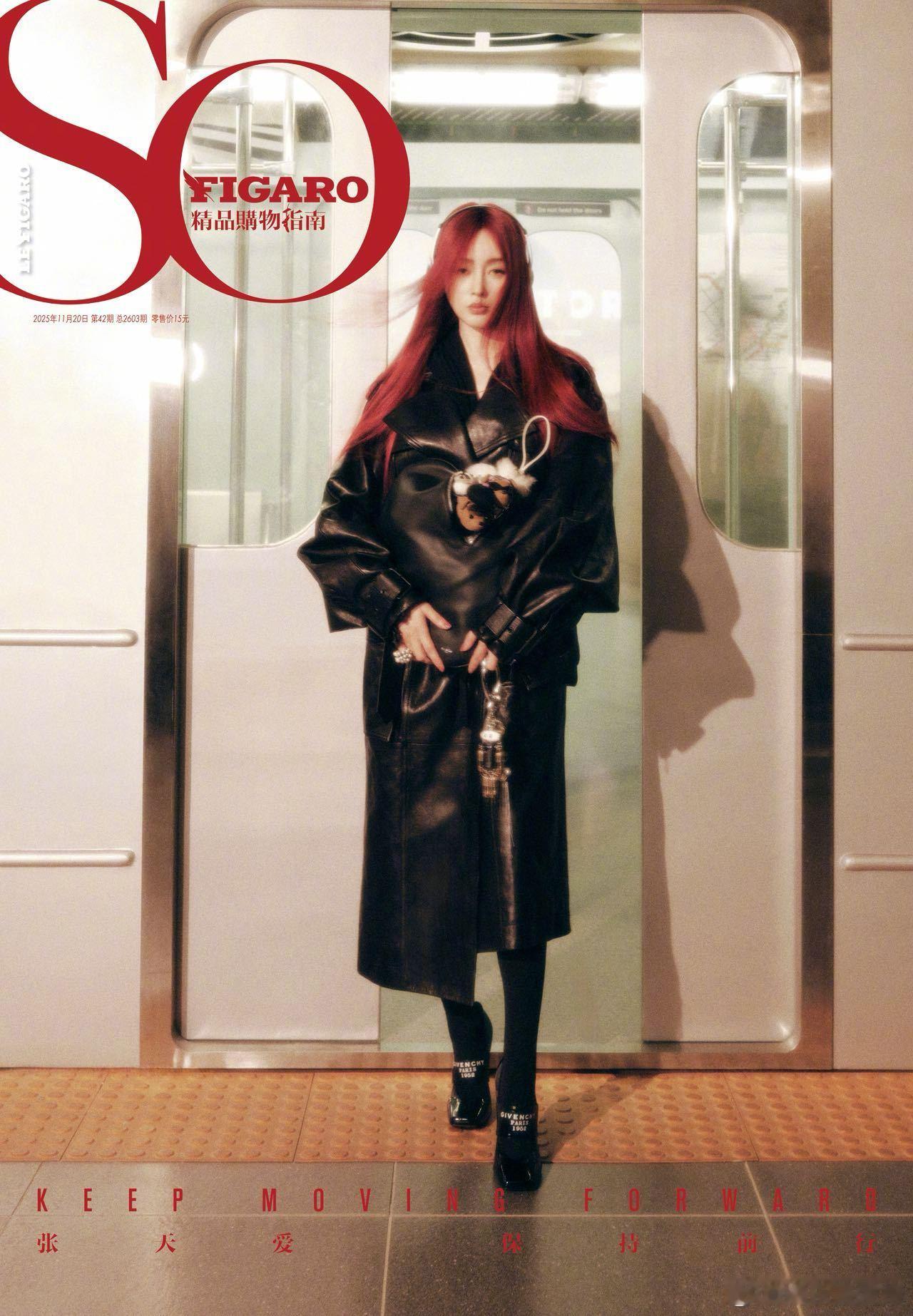  被张天爱 新大片造型狠狠戳中！红发超惹眼，白色羽翼一穿，在地铁里氛围感直接拉满