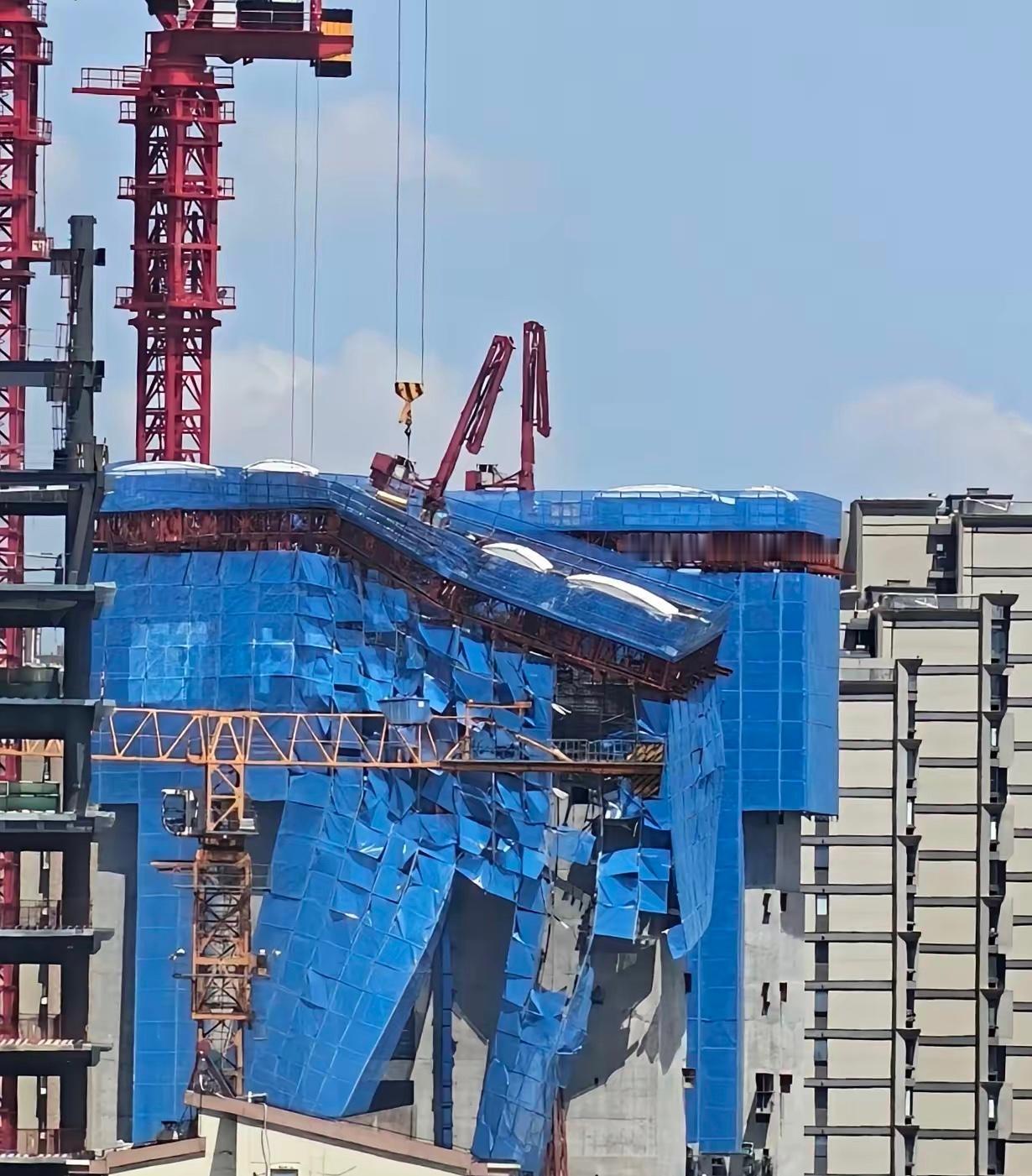 最近上海网友疯传京东上海在建大楼“歪”了的视频。画面里大楼外立面架子扭曲倾斜，像