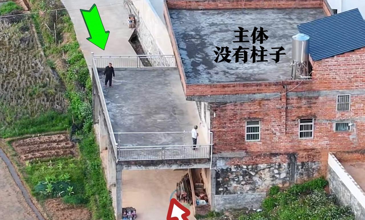 回村建房，这个邻居真有远见😡😡不惜花费重金，把房子底层抬高架空，