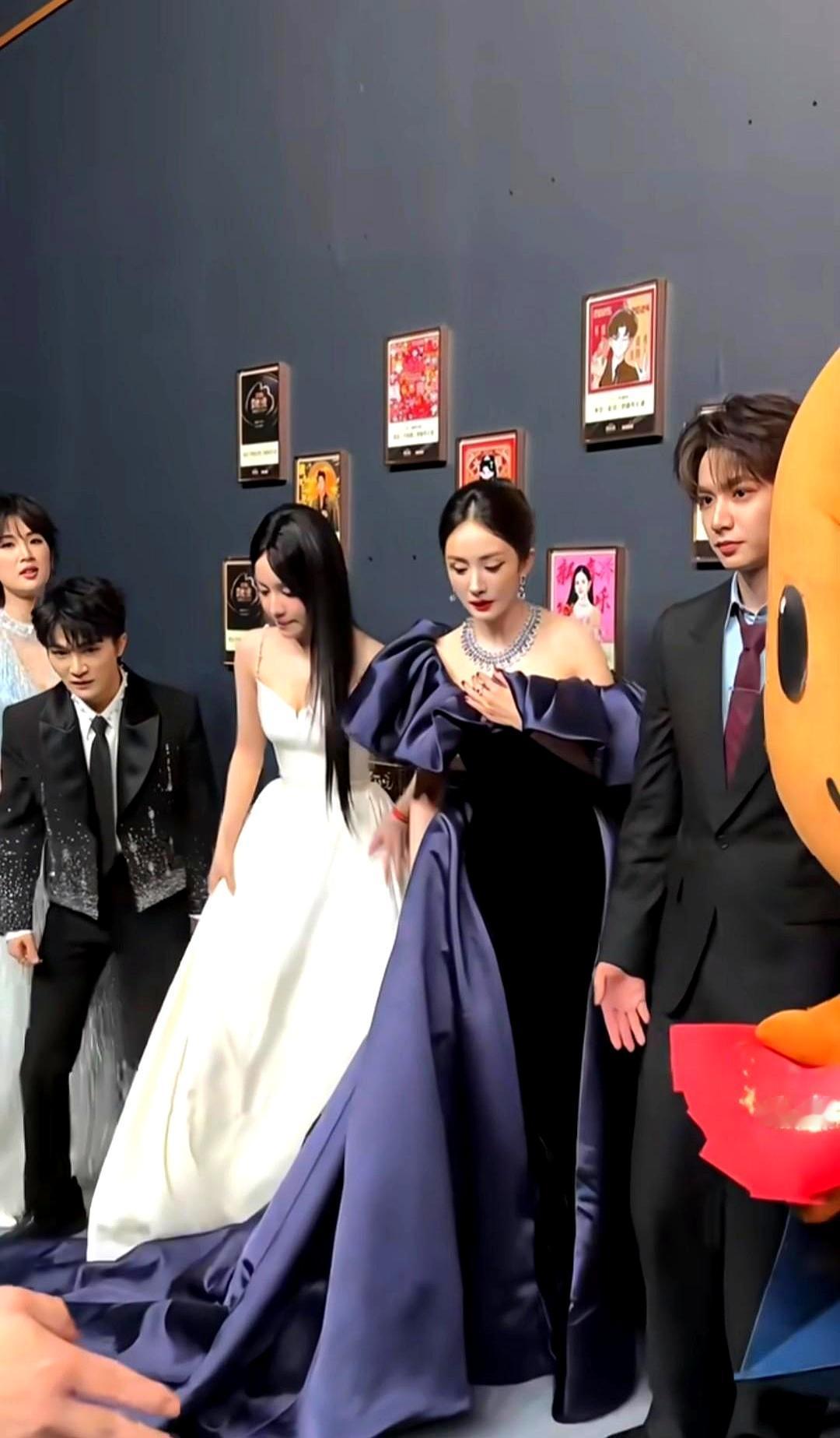 我终于看懂了，为什么身价千亿的姚安娜，合影只敢站墙角。别人挤破头抢C位，她