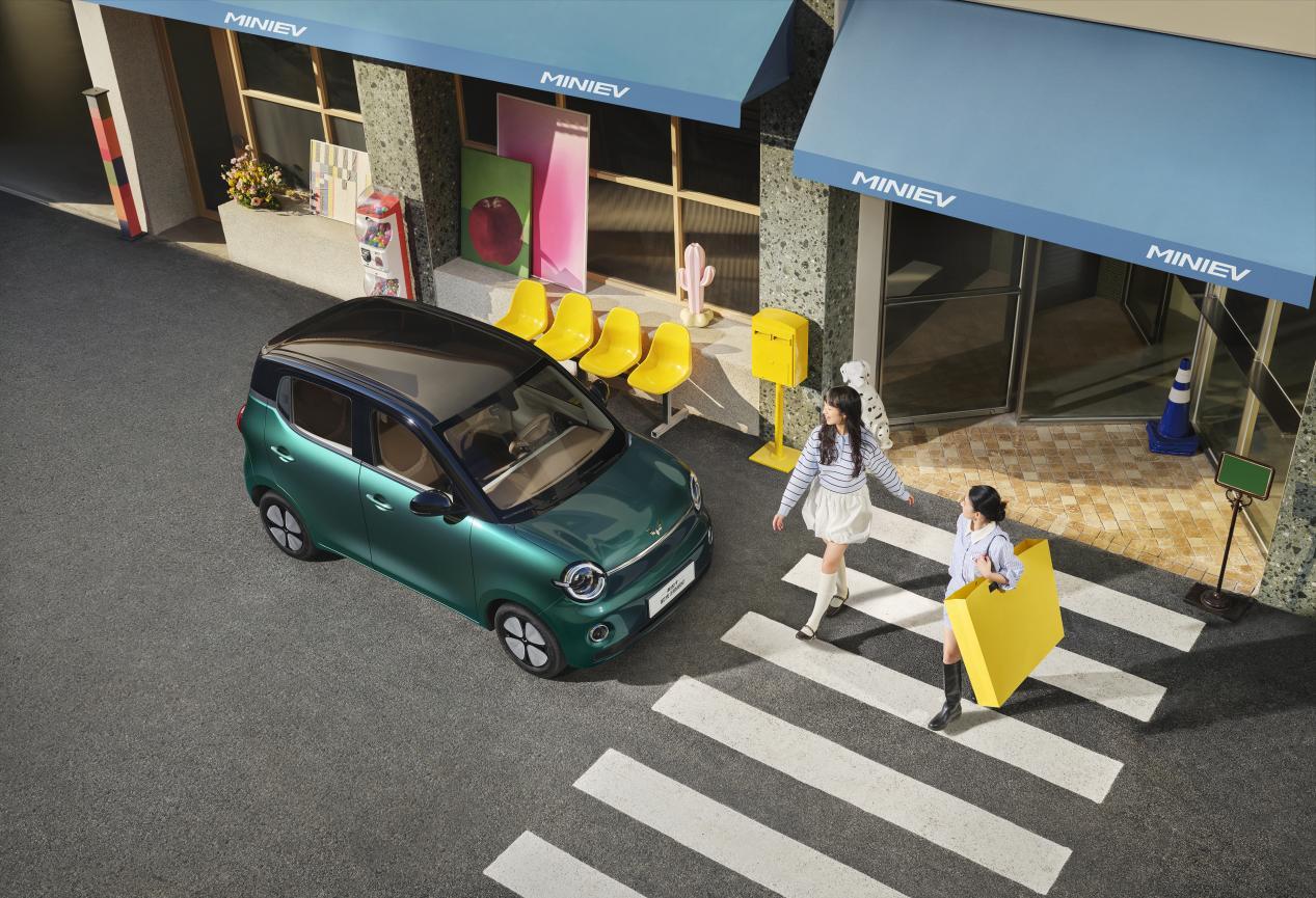 五菱的审美还是太超前了，看到刚刚上市的第五代宏光MINIEV的第一眼我就被它吸引