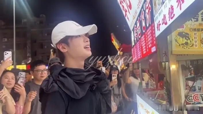 夜市烟火气里，黄明昊被网友偶遇。摘下棒球帽随手撩了撩头发，露出清秀五官，没了舞台