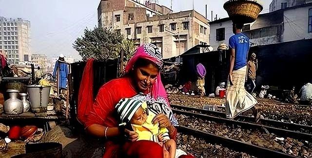 让印度甘拜下风的孟加拉究竟有多脏？女性随地大小便，遍地是垃圾如果说垃圾满地只是